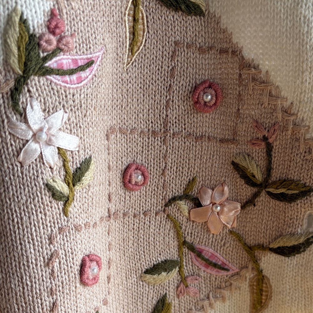 Floral Embroidered Knit Vest - Picture 6 of 10